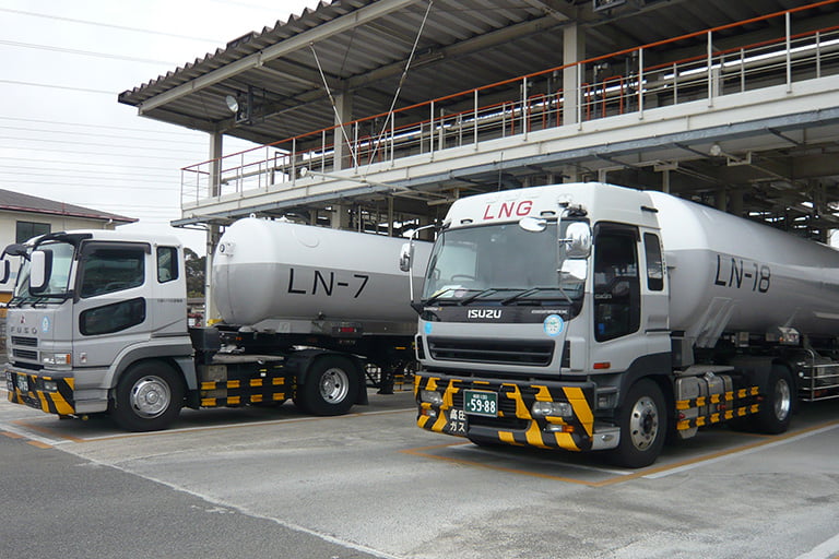 写真：LNGタンクローリー車が2台並んでいる