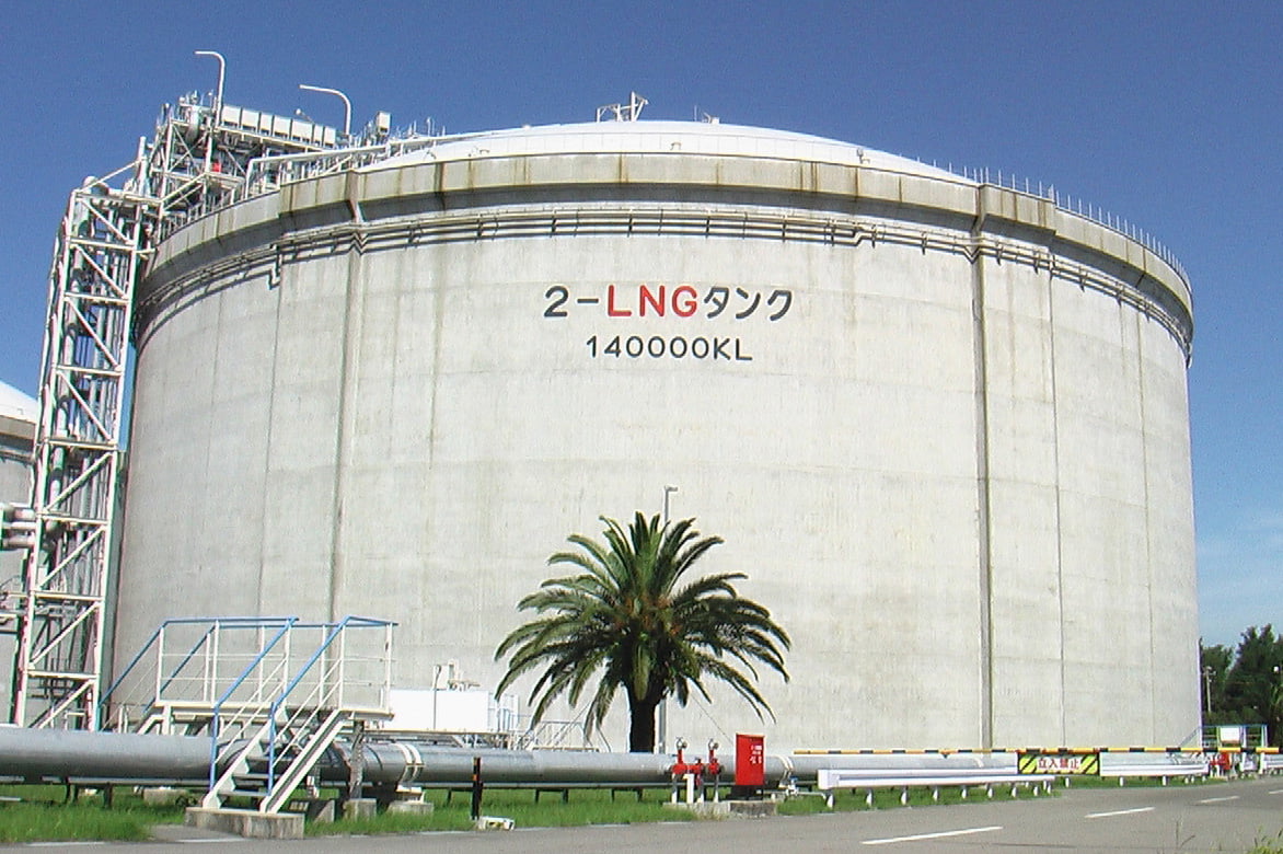 写真:基地設置のLNGタンク